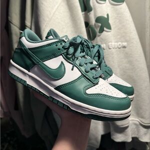 Nike dunk low forest green